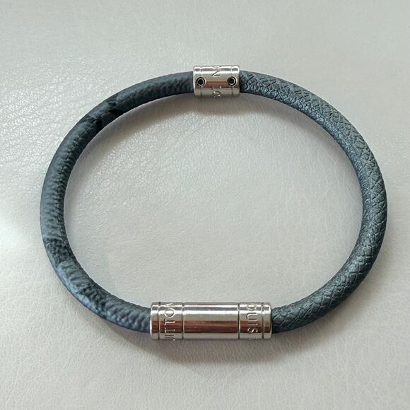 MINT Louis Vuitton Mens Grey Leather Silver Monogram Split Bracelet - Picture 2 of 9